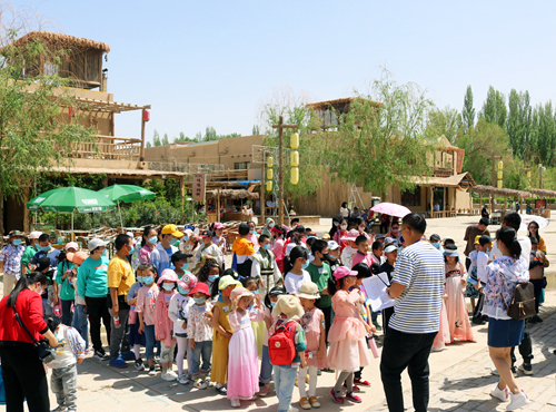 ����ȪС�(zh��n)��һ��Ӿ��ʳʬF(xi��n)